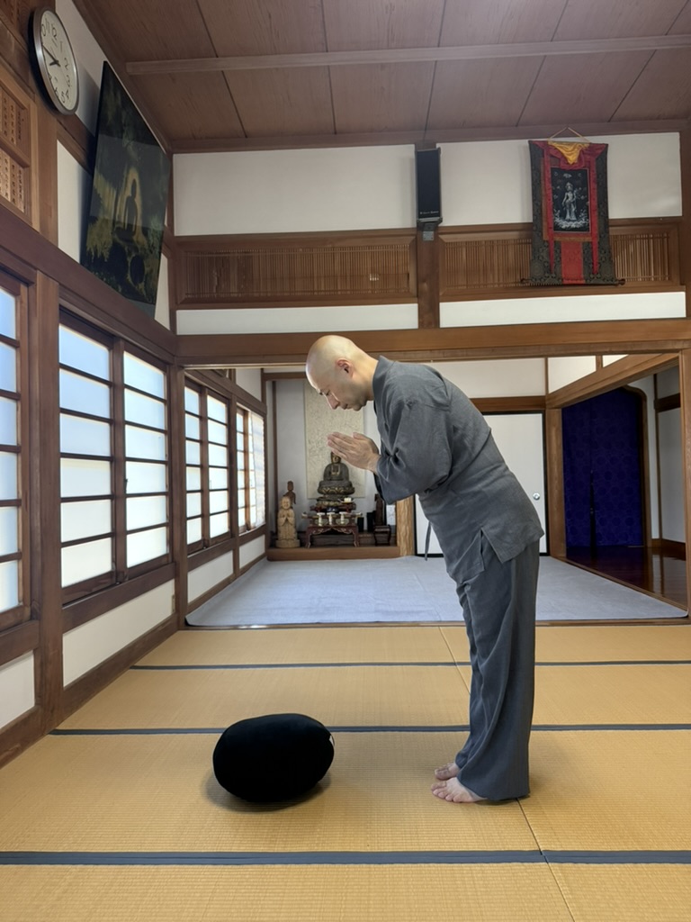 Rin'i Monjin bow before beginning zazen