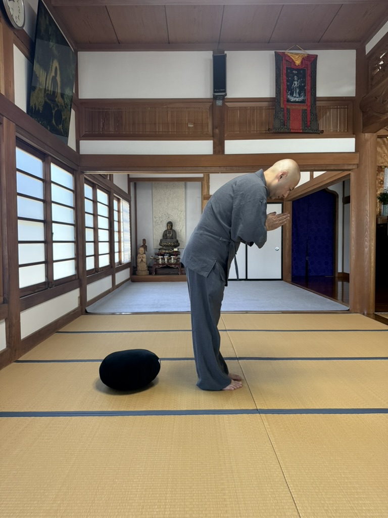 Taiza Monjin bow before beginning zazen