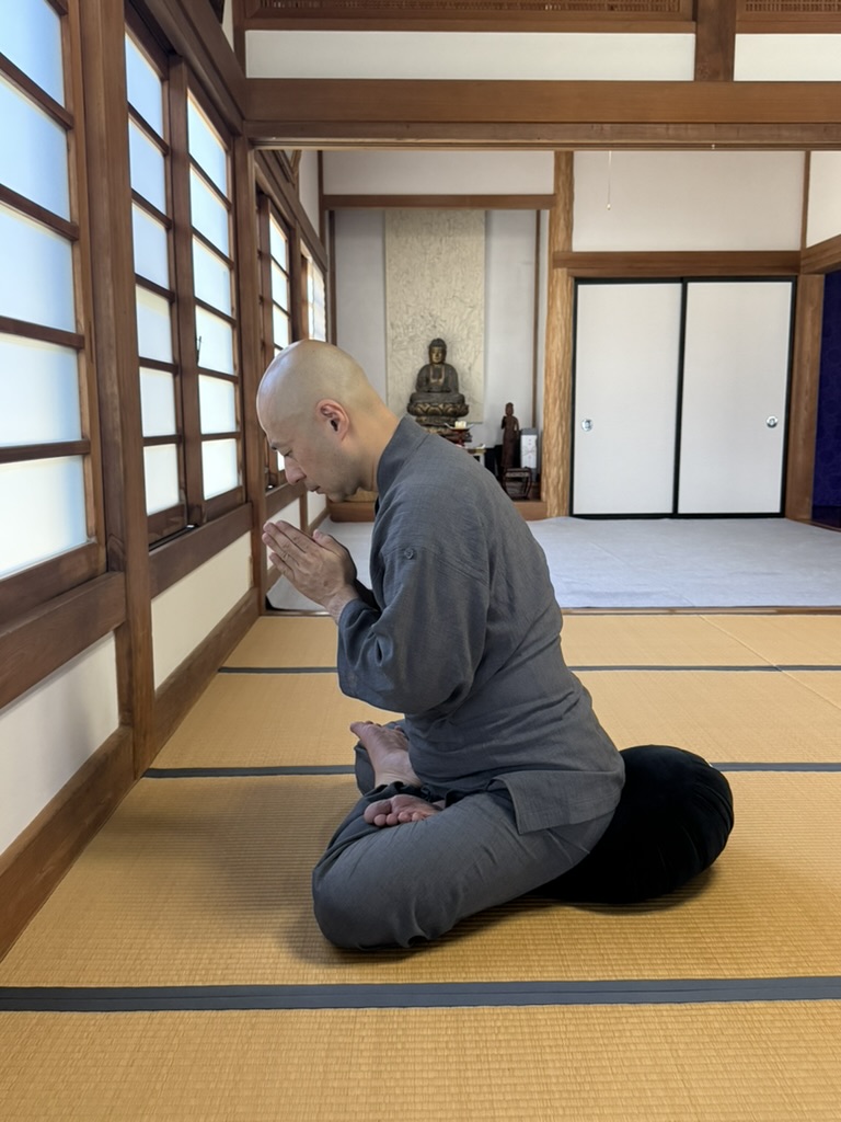 Gassho and bow at the end of zazen