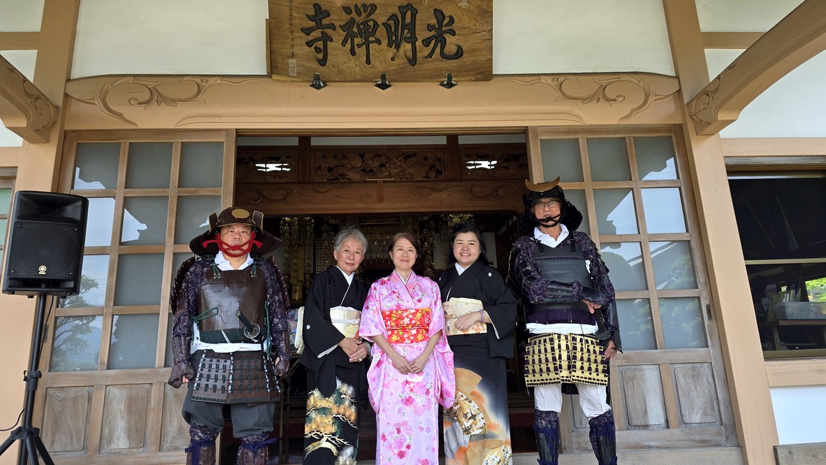 International group visiting Komyoji Temple