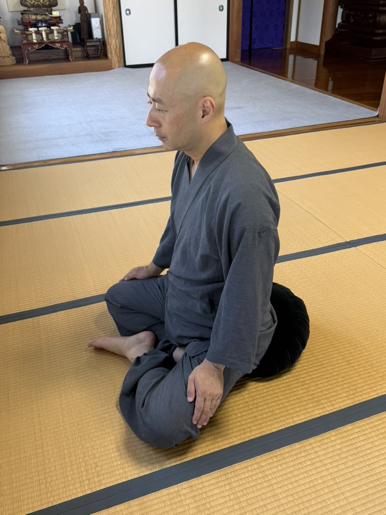 Alternative comfortable sitting posture for zazen
