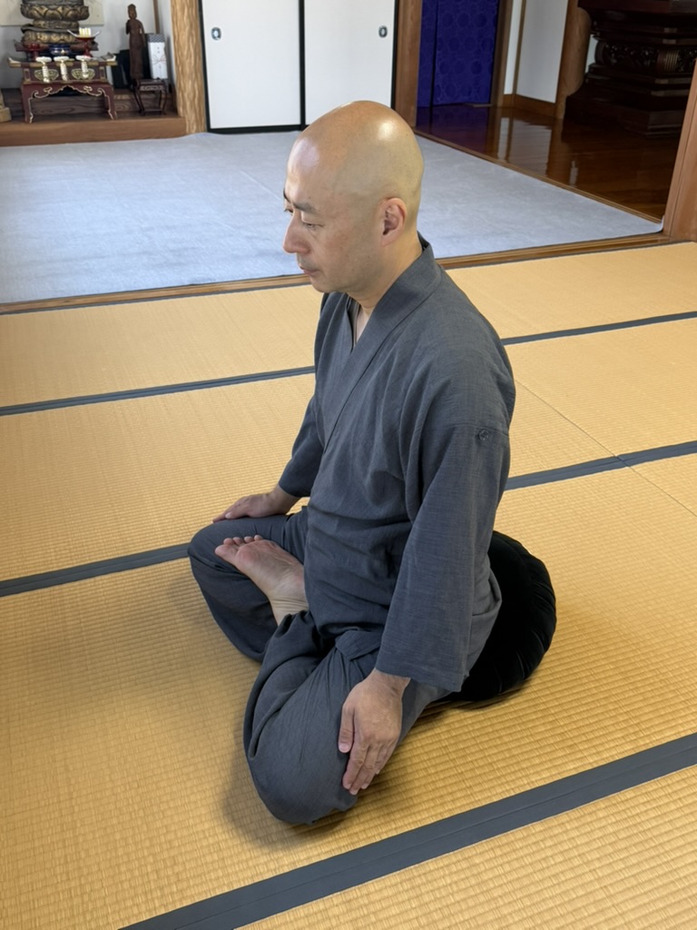 Hankafuza half lotus posture for Soto Zen zazen