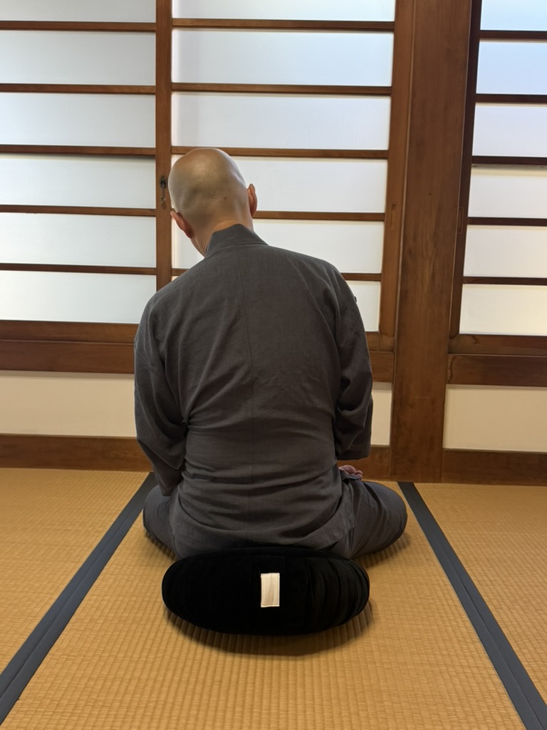 Sayu Yoshin swaying the body before zazen