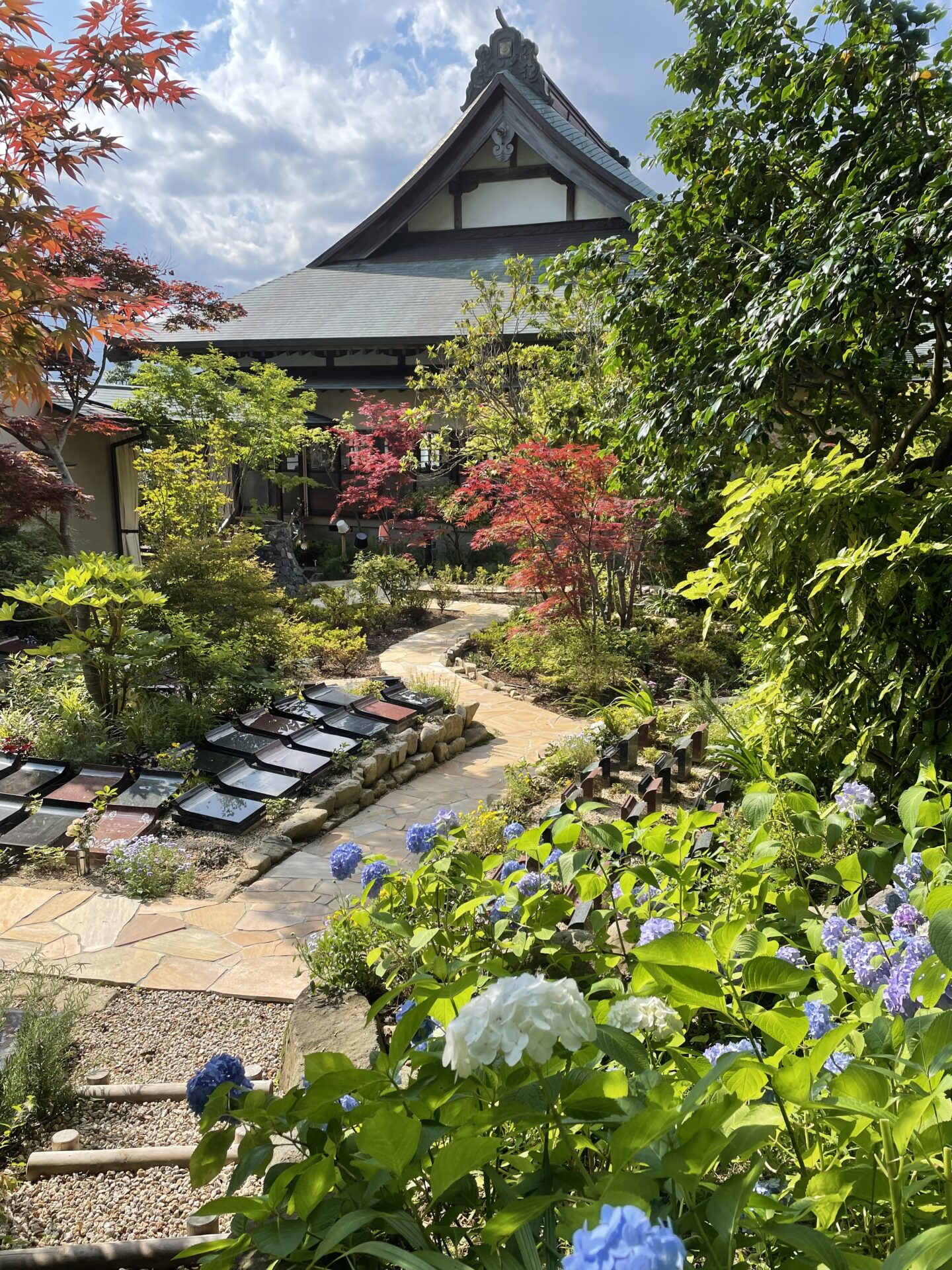 本堂のそばに広がる庭園のような樹木葬