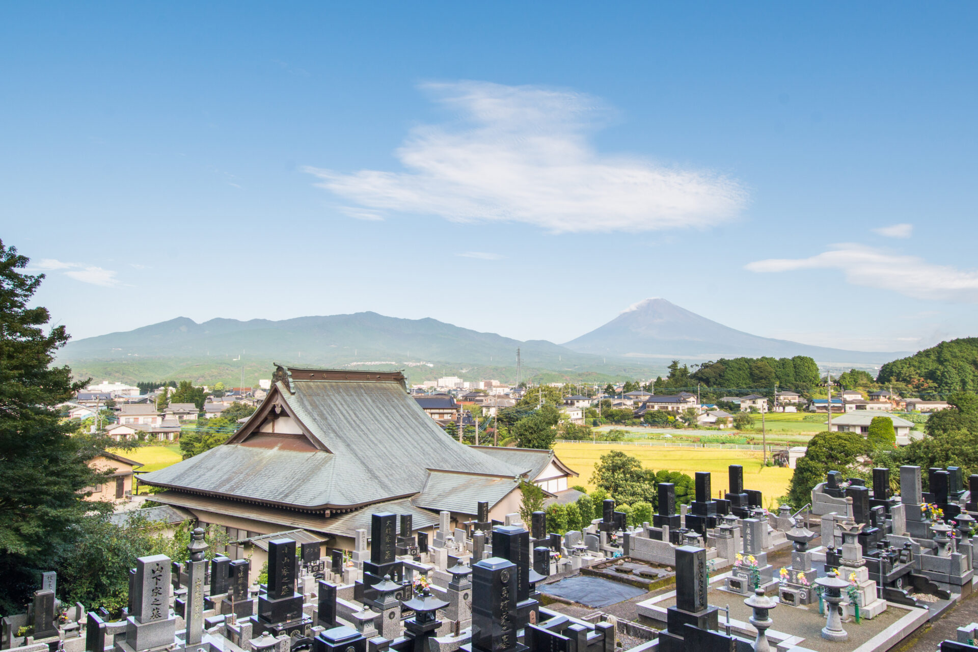 富士山を望む光明寺の全景